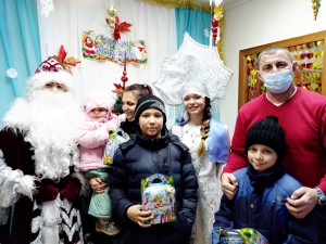 Новогоднее поздравление детей из малообеспеченных семей в 22 округе.